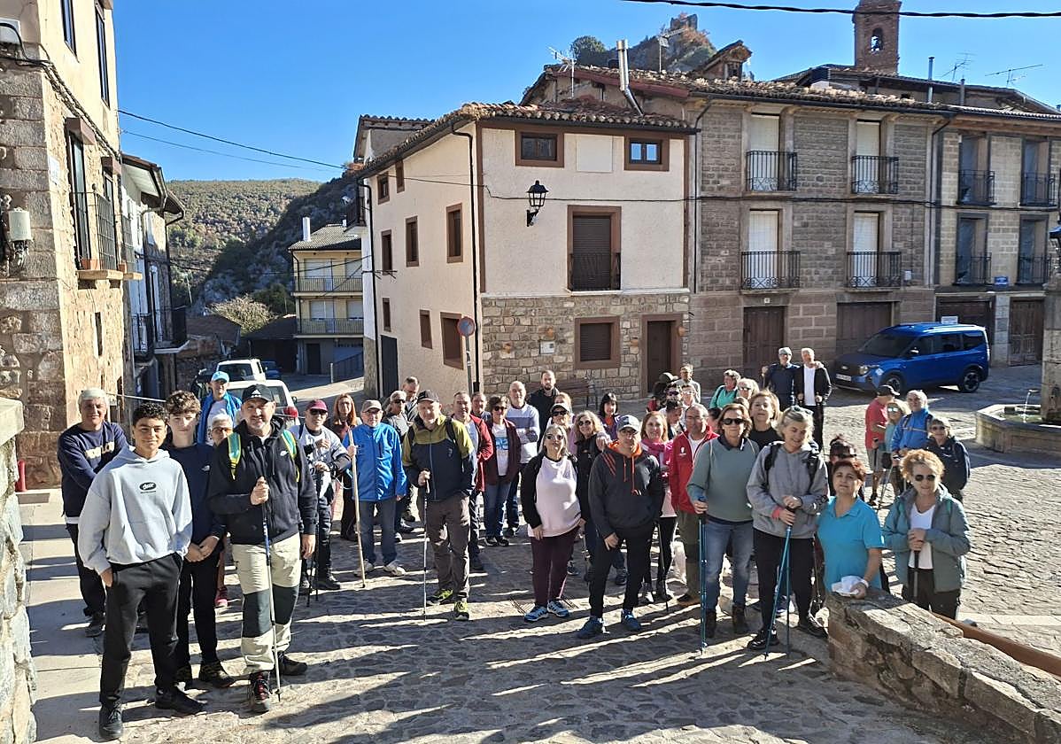 Los senderistas, a punto de iniciar la marcha en Nieva de Cameros.
