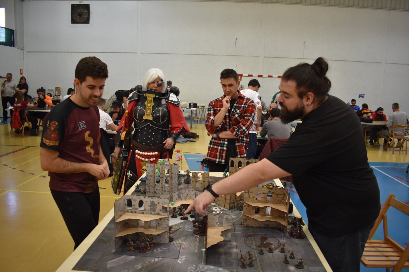 Partida de Warhammer 40k ayer en el pabellón del colegio Aurelio Prudencio de Calahorra.