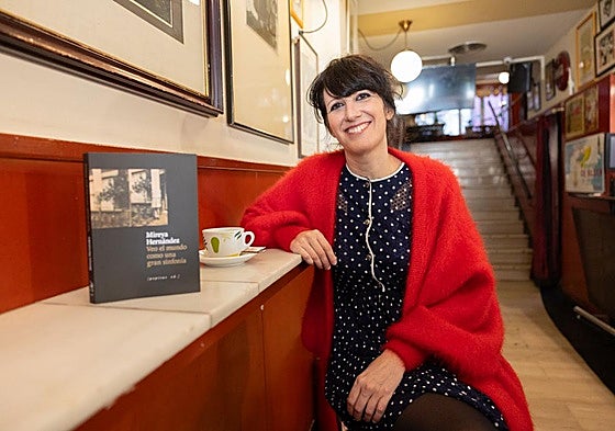 La escritora Mireya Hernández, el pasado sábado en el Café Bretón de Logroño, donde presentó su obra ganadora.