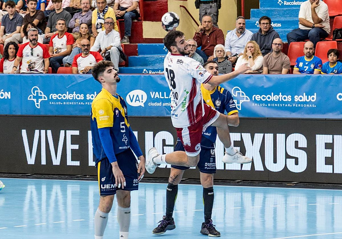 Álvaro Martínez, autor de diez tantos, anota un gol desde los seis metros.