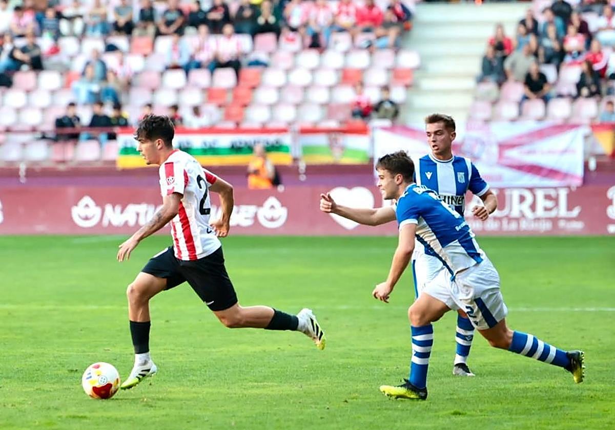 Anai Morales se escapa de un defensa del Beasain.