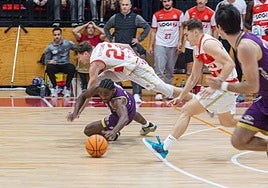 Hanna pelea el balón con Plitzuweit.