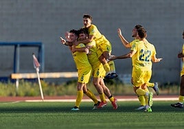Los jugadores del Yagüe celebran el gol de Riaño en el césped jarrero del Luis de la Fuente.