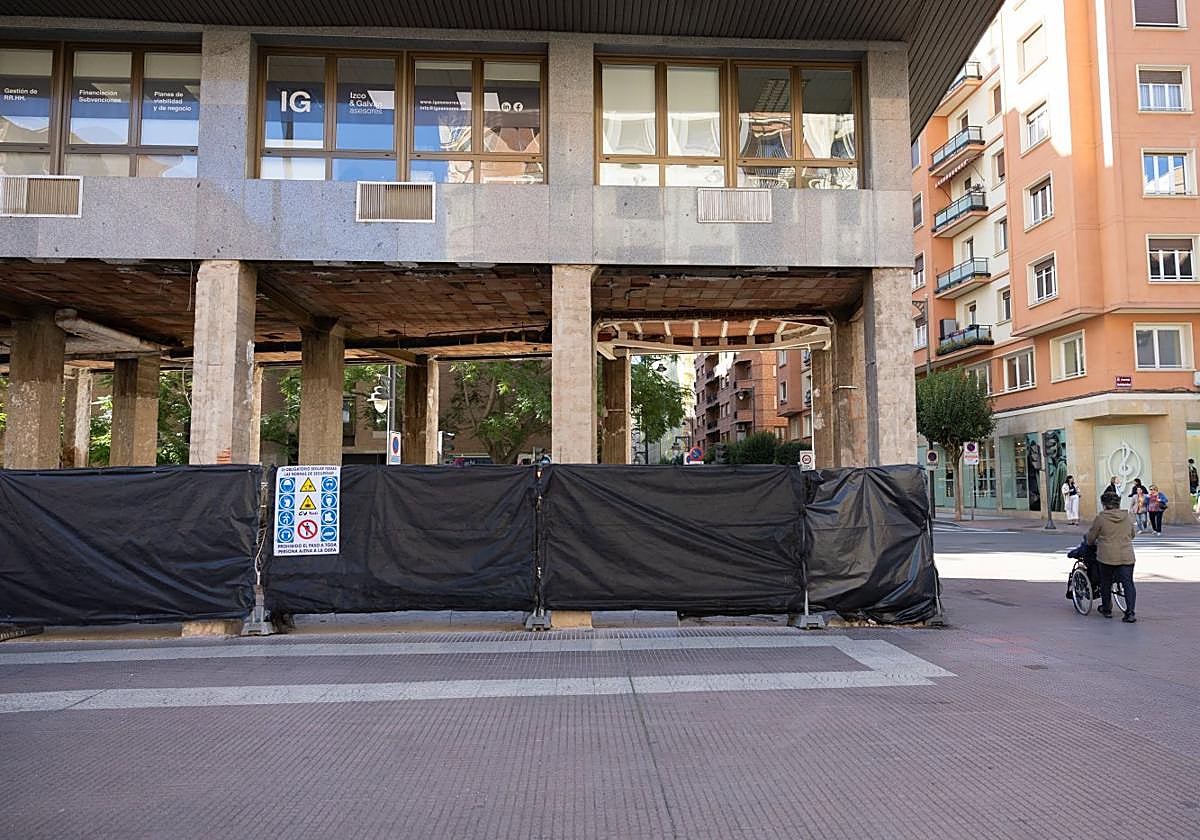 La esquina del Edificio Capitol, donde antiguamente se situaron las oficinas del Banco Guipuzcoano, en obras.
