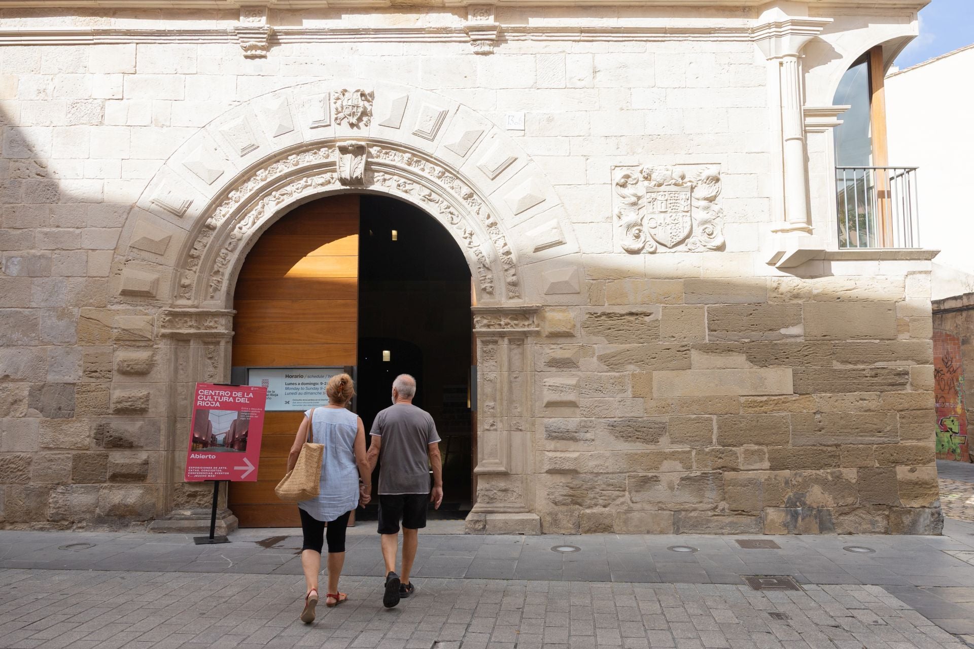 Una pareja de turistas visita el Centro de la Cultura del Rioja.