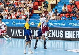 Álvaro Martínez Lobato se eleva para anotar uno de sus diez goles en Huerta del Rey.