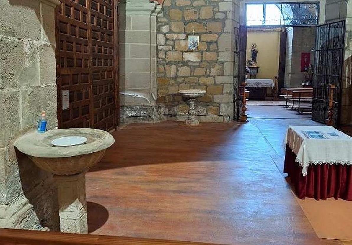 Interior de la iglesia de Corera.