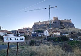 La grúa y los andamios en la muralla norte del castillo de Clavijo, la semana pasada.