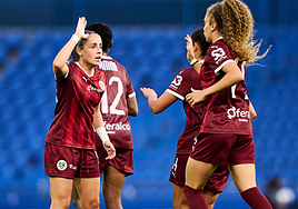 Isina levanta la mano para celebrar el gol con Paula Partido.