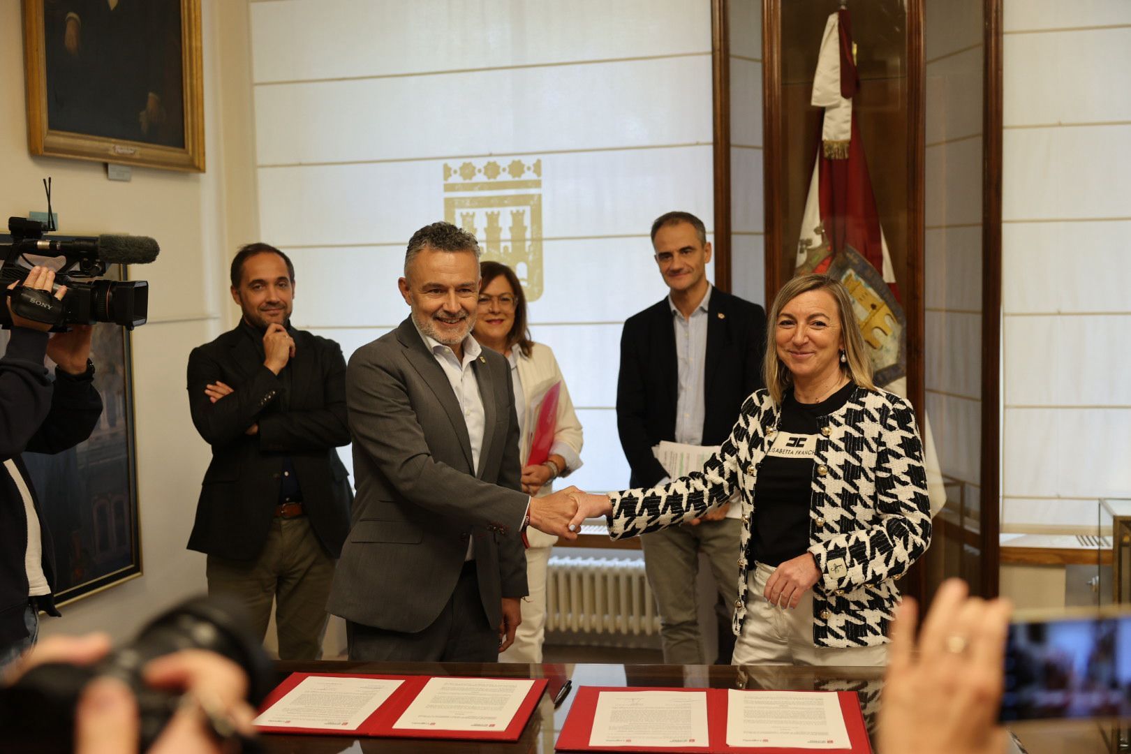 Firma del nuevo convenio entre Ayuntamiento de Logroño y Universidad de La Rioja.