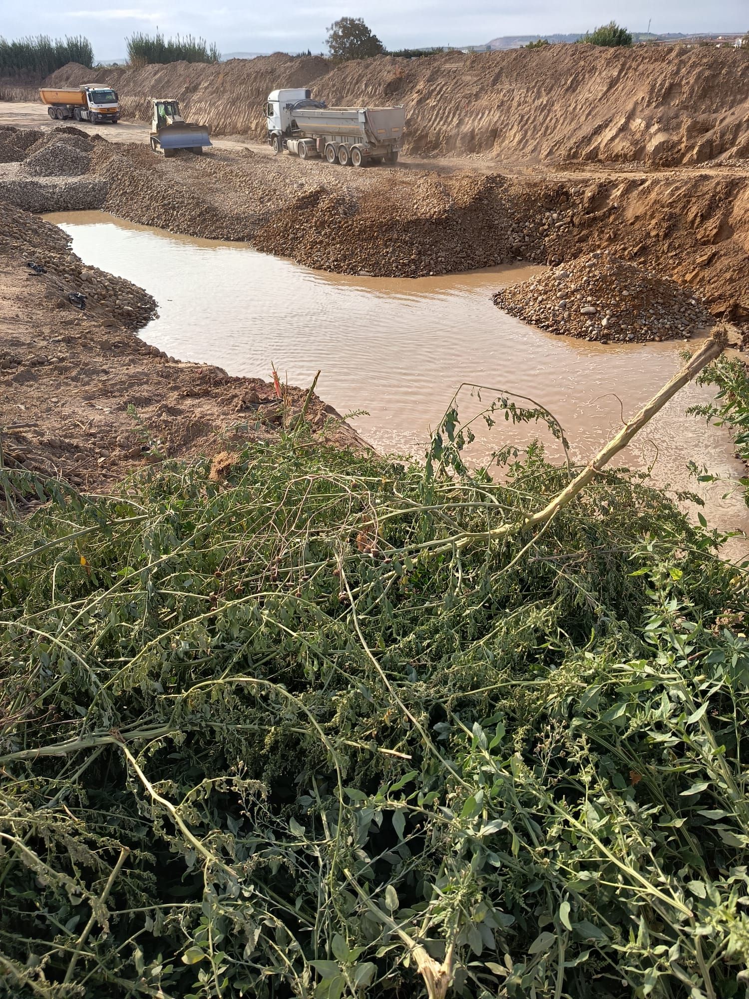 El agua ha anegado una zona de la obra ferroviaria en Rincón.