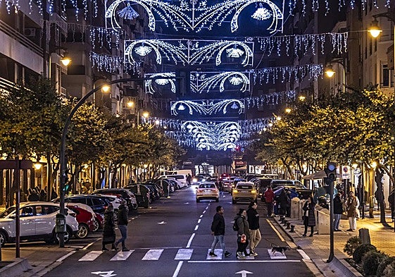 Luces de Navidad de la pasada campaña en la calle San Antón de Logroño.