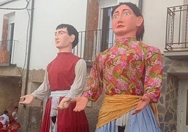 Los dos gigantes de la comparsa de Cervera.