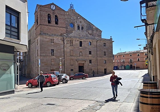 Dos peatones transitan por la plaza de San Pedro, sin aceras.