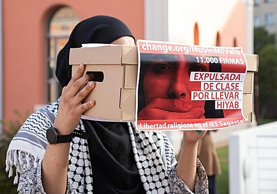 Akram, con las firmas que llevó a la Consejería