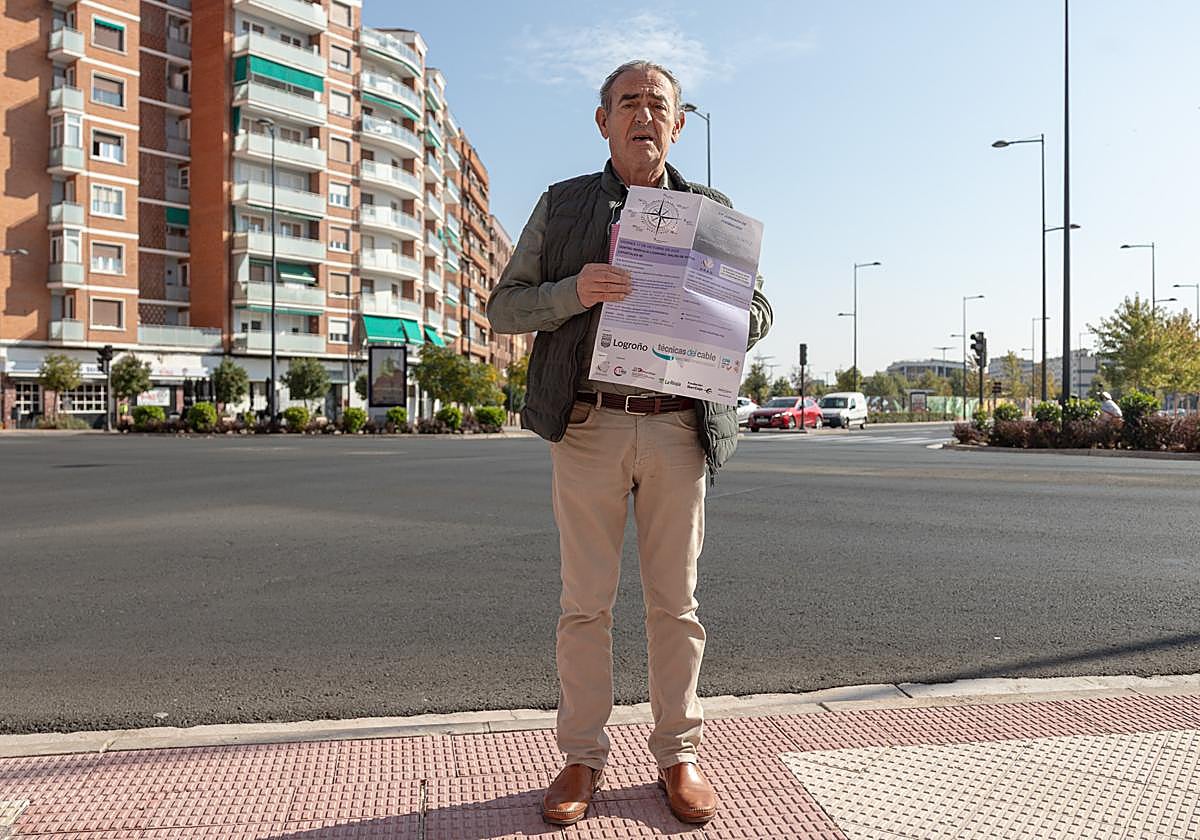 José Luis Rabadán posa con el cartel de las jornadas que organiza ARAD sobre la Comunidad GPS de La Rioja.