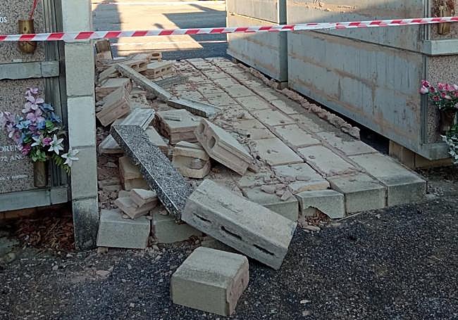 Revestimiento derrumbado en una de las calles del cementerio.