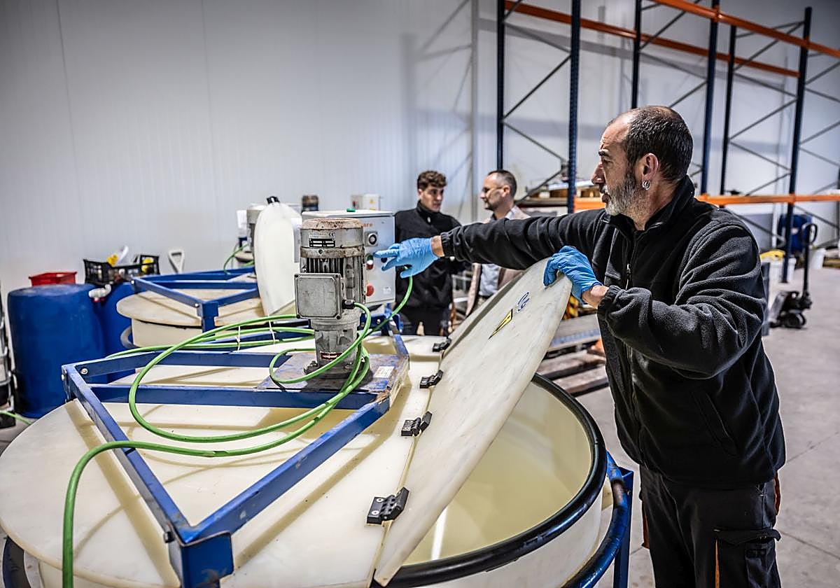 Un trabajador de Avanzare realiza principios activos en las instalaciones del grupo en Navarrete.