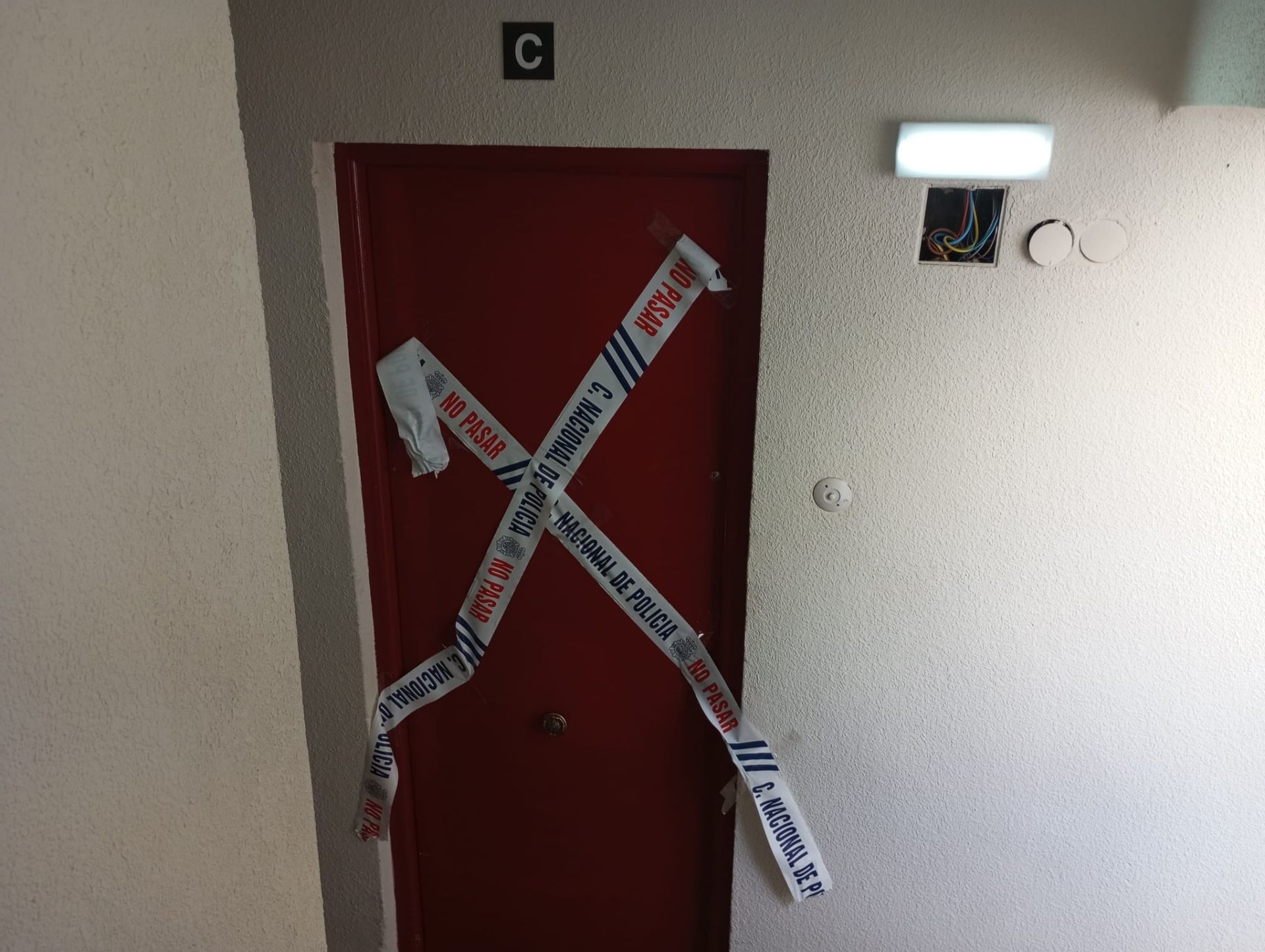 Piso donde se registró la deflagración con el correspondiente precinto policial, este miércoles.