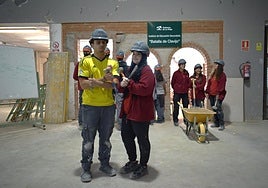 Juan David Jiménez y Serezade Sáenz de Samaniego posan en primer término con sus compañeros del grado de Obras del IES Batalla de Clavijo.