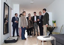 Demetrio Domínguez guió a las autoridades por los apartamentos.