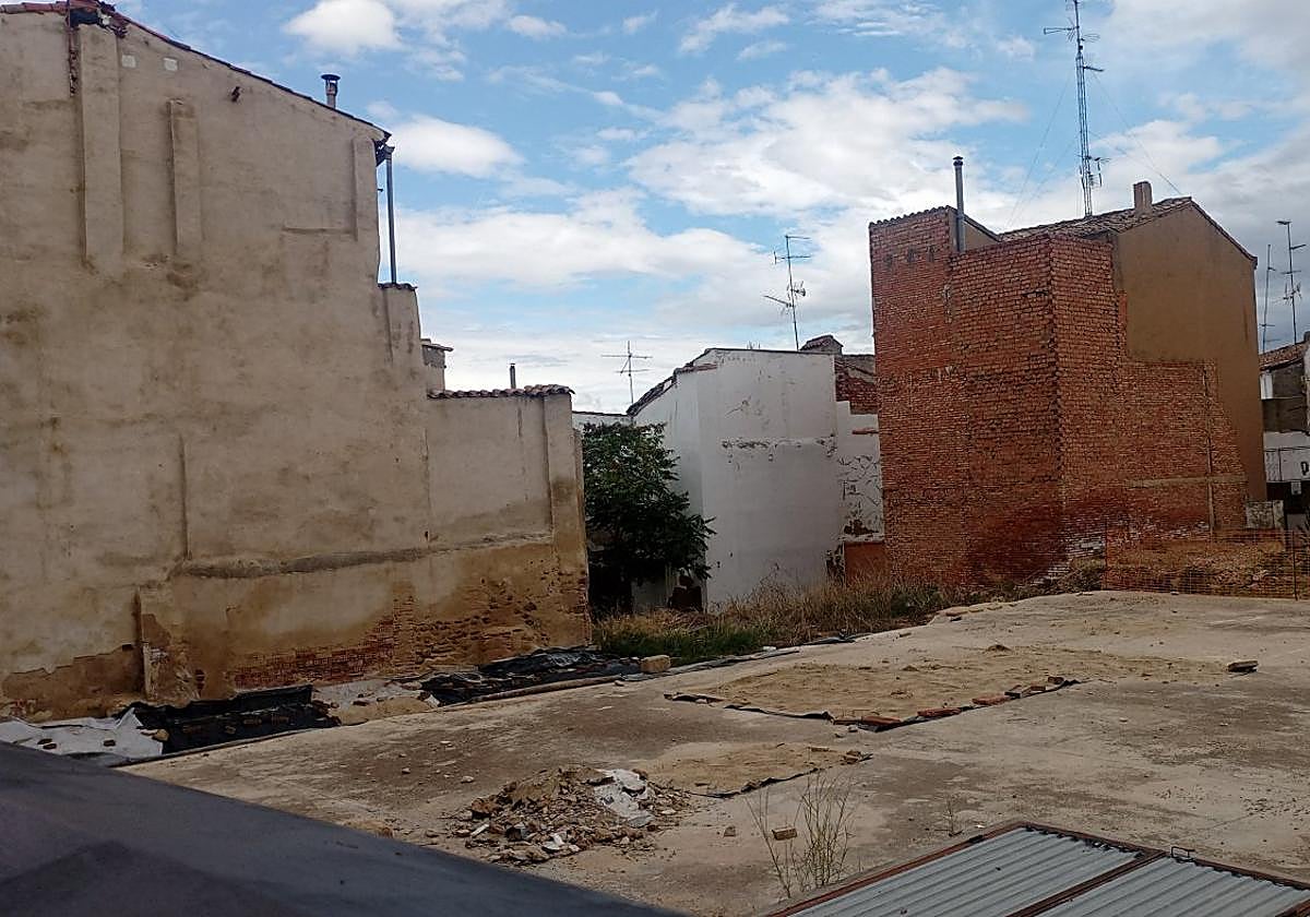 Solar bajo el que se encuentran las cloacas romanas en la calle San Andrés en el casco antiguo y puerta por la que se accede a los restos arqueológicos.
