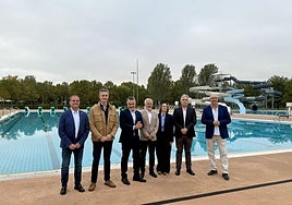Foto de familia durante la presentación del Máster de Verano en Las Norias.