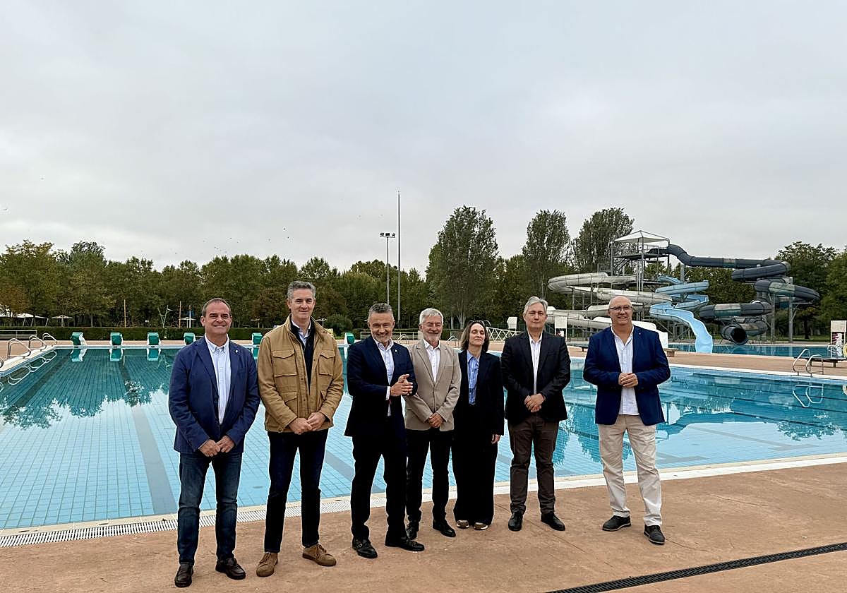 Foto de familia durante la presentación del Máster de Verano en Las Norias.