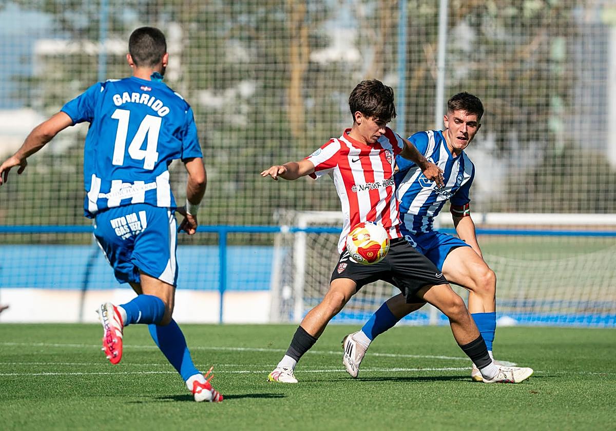Manex Rezola controla el balón durante el primer encuentro disputado en Ibaia y que se saldó con la única derrota blanquirroja.