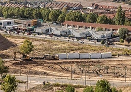 Trabajos de movimiento de tierras en la parcela donde se ha proyectado construir el nuevo cuartel de la Guardia Civil en Villamediana.