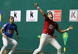 Ezkurdia golpea la pelota en el partido ante Larrazabal.