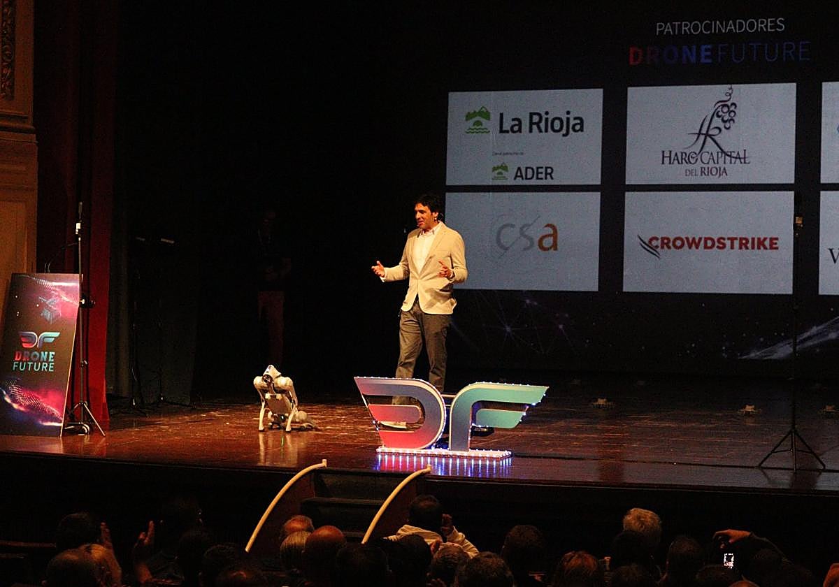Rafa Ocón, director del evento, junto al 'Perro bot' en el teatro Bretón de Haro.