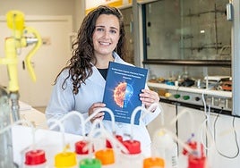 La doctora Beatriz Peñín posa con su tesis en el laboratorio del Complejo Científico-Tecnológico en el que la ha llevado a cabo.