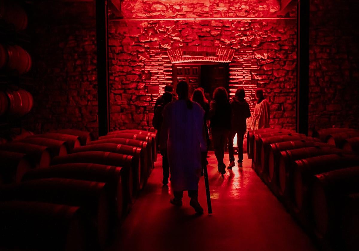 Un grupo recorre una de las salas de Franco-Españolas en el Hallowine del año pasado.