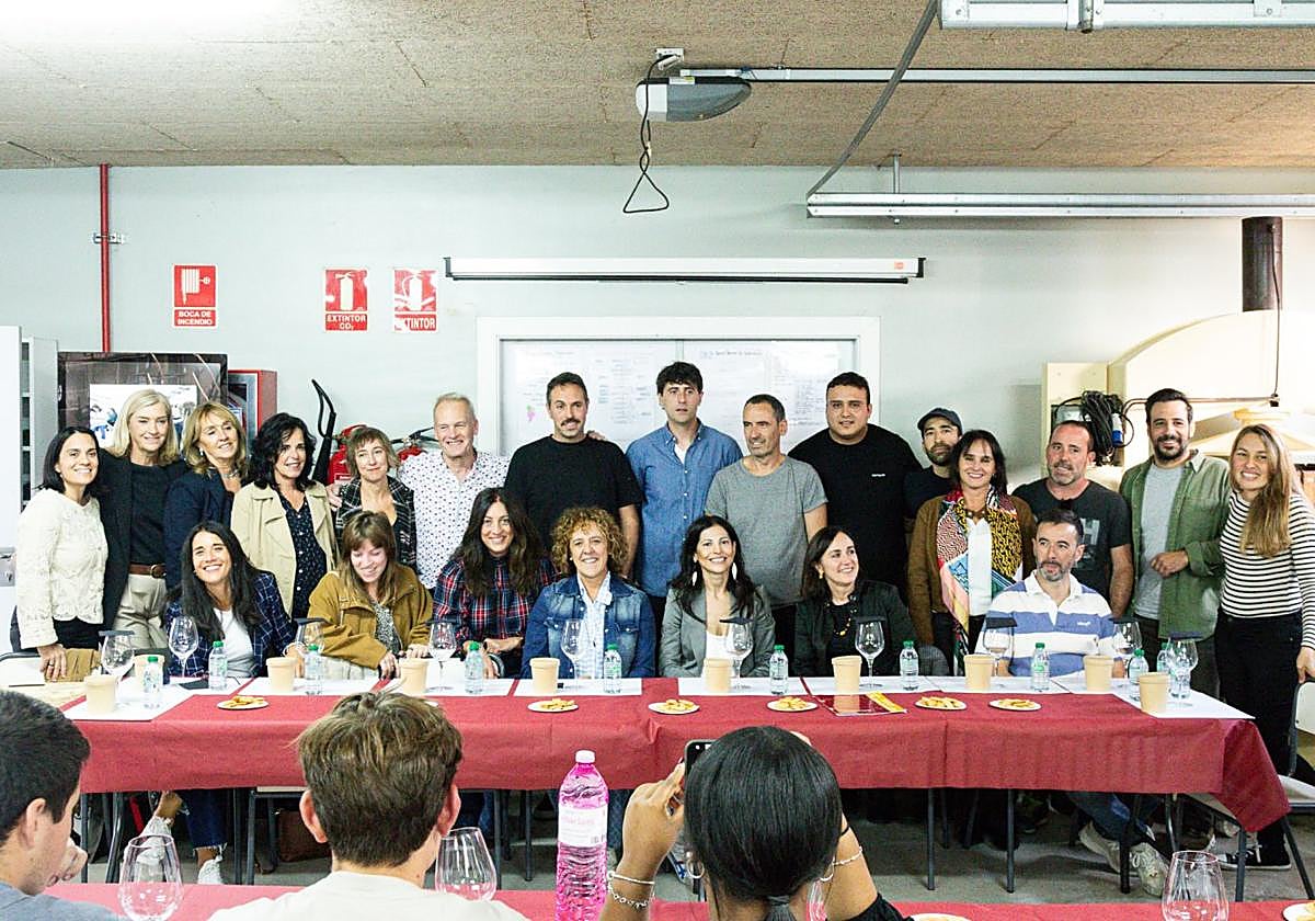 Los protagonistas de la cata, exalumnos del Grado de Vitivinicultura, junto a Tim Atkin y algunos de los que han sido sus profesores.