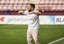 Cantabrana gesticula durante un encuentro de la SD Logroñés.