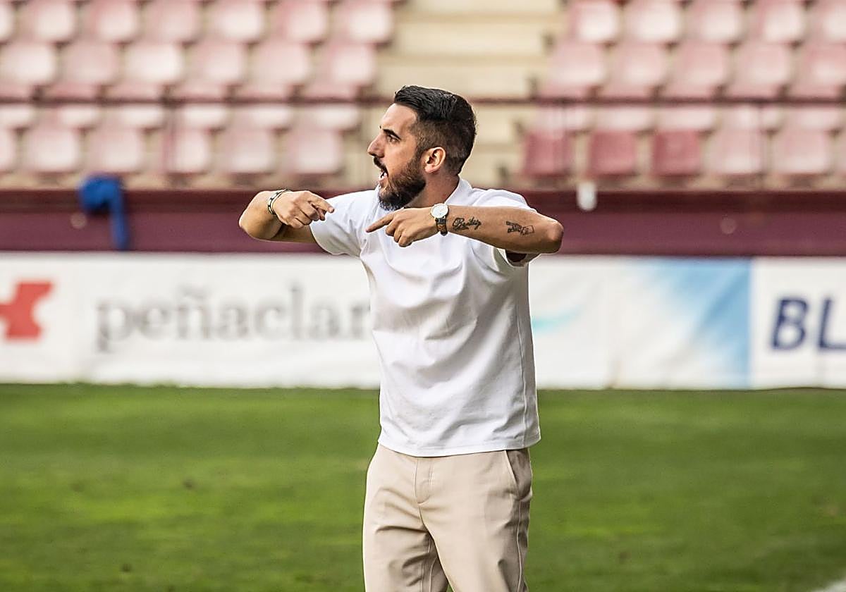 Cantabrana gesticula durante un encuentro de la SD Logroñés.