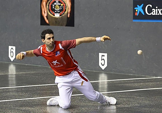 Acrobático remate de Altuna III en un partido anterior.