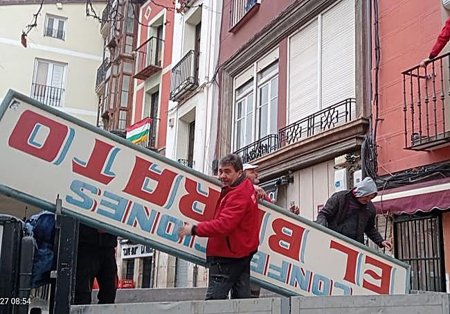 Retirada del letrero de El Barato el pasado febrero.