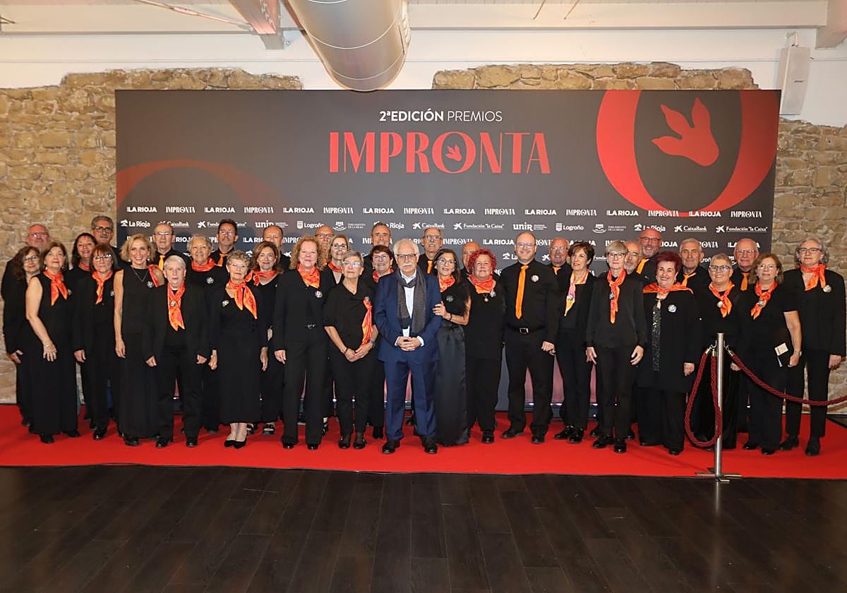 Jesús Vicente Aguirre posa en el centro junto al coro Con Dos Bemoles instantes antes de la gala de entrega de los Premios Impronta celebrada en Bodegas Franco Españolas.