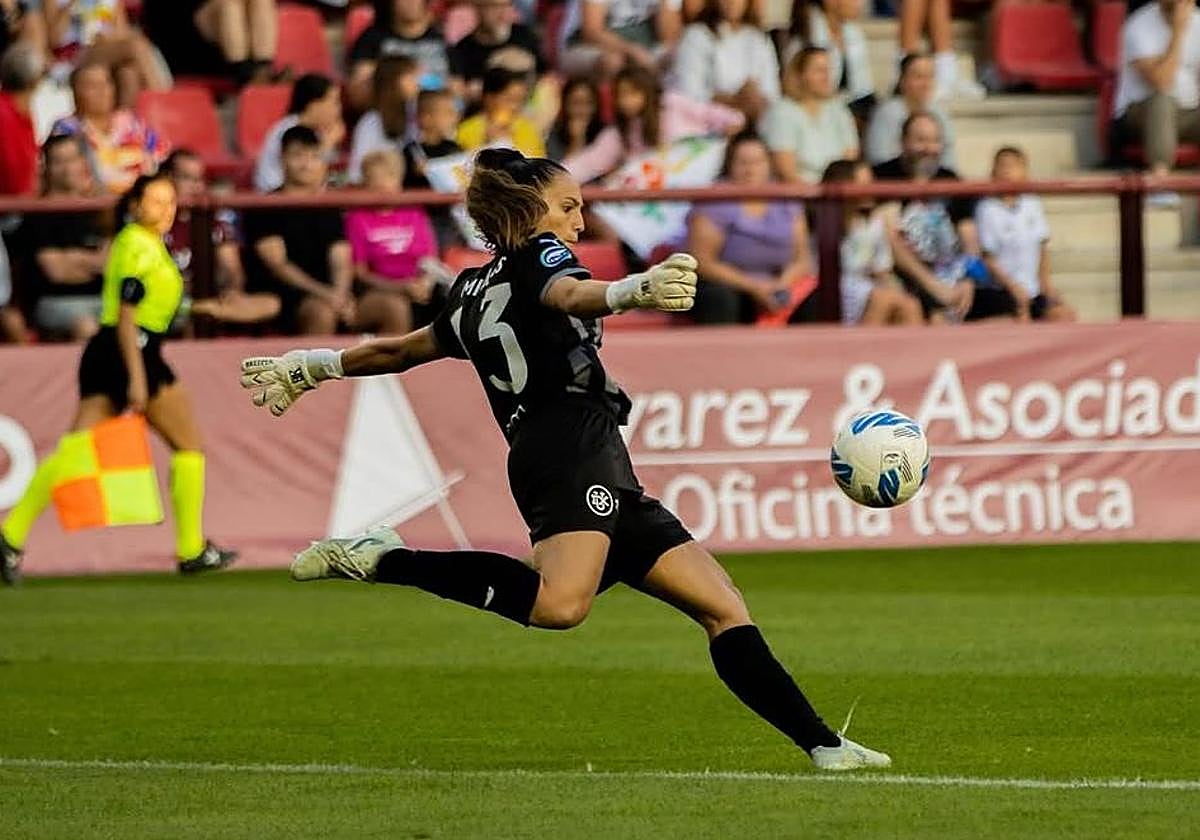 María Miralles se prepara para poner el balón en movimiento en Las Gaunas.