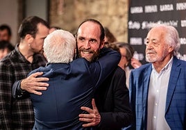 Eduardo Sáenz de Cabezón, de frente, se abraza efusivamente con Jesús Vicente Aguirre, de espaldas.