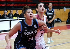 Losada pelea la posición con Van en el partido entre Unibasket e Iraurgi.