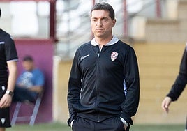 Unai Mendia, entrenador de la UD Logroñés, sigue el juego de su equipo.