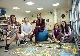 Sara Sardón, David Martínez, Marta Terroba, Pilar Castaño y Elisa Mantilla, en el espacio de inclusión del colegio La Guindalera de Logroño.