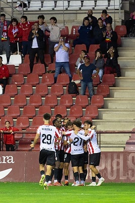 Los jugadores de la UDL se abrazan tras marcar el gol de la victoria ante el Beasain.