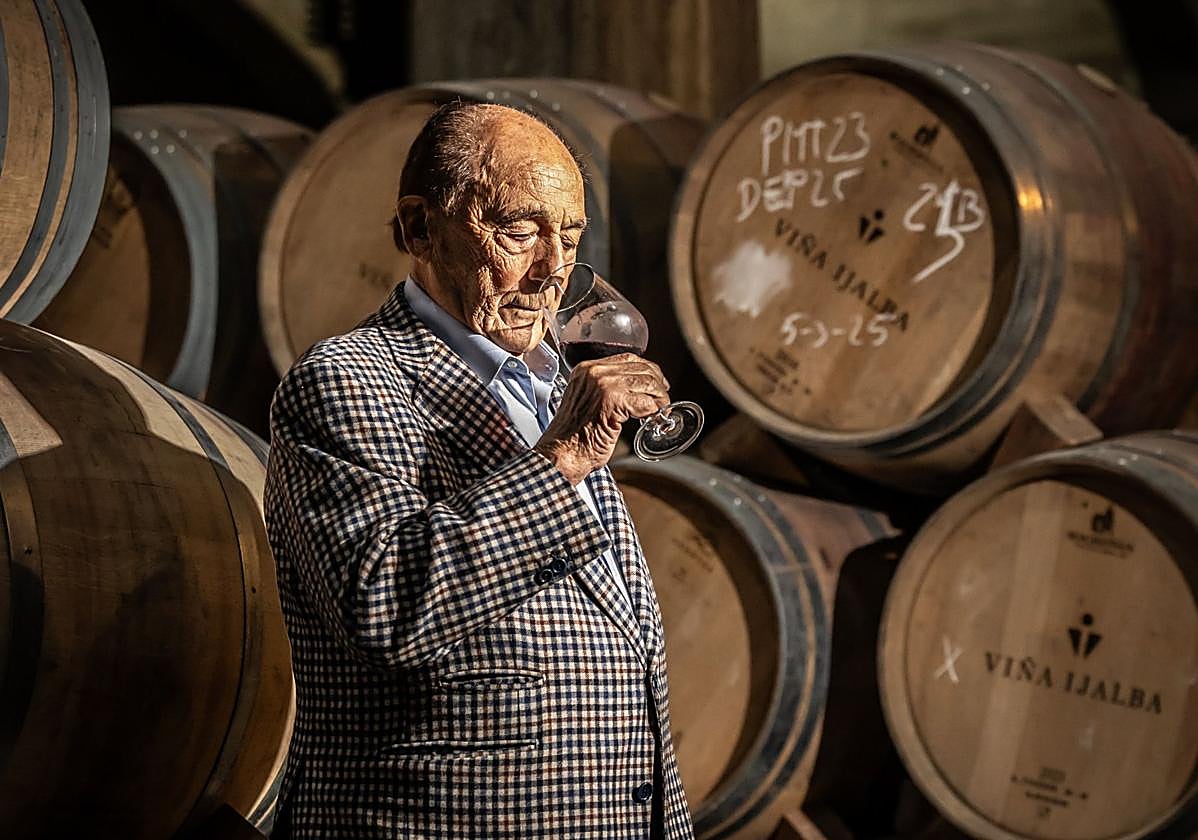 Dionisio Ruiz Ijalba huele un vino en la sala de barricas de la bodega Viña Ijalba que fundó en el año 1991.