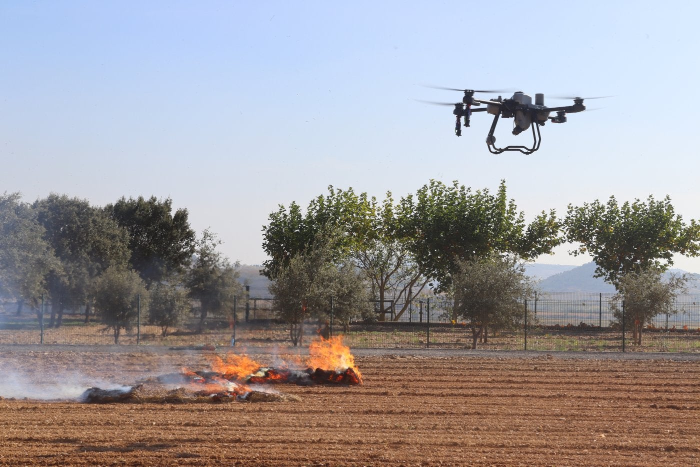 Dron Agras T25 utilizado para pulverizar un producto que funciona de cortafuegos en los incendios.