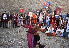 El desfile inaugural de las Jornadas de Artesanía Medieval de Cornago finalizó en el interior del castillo.