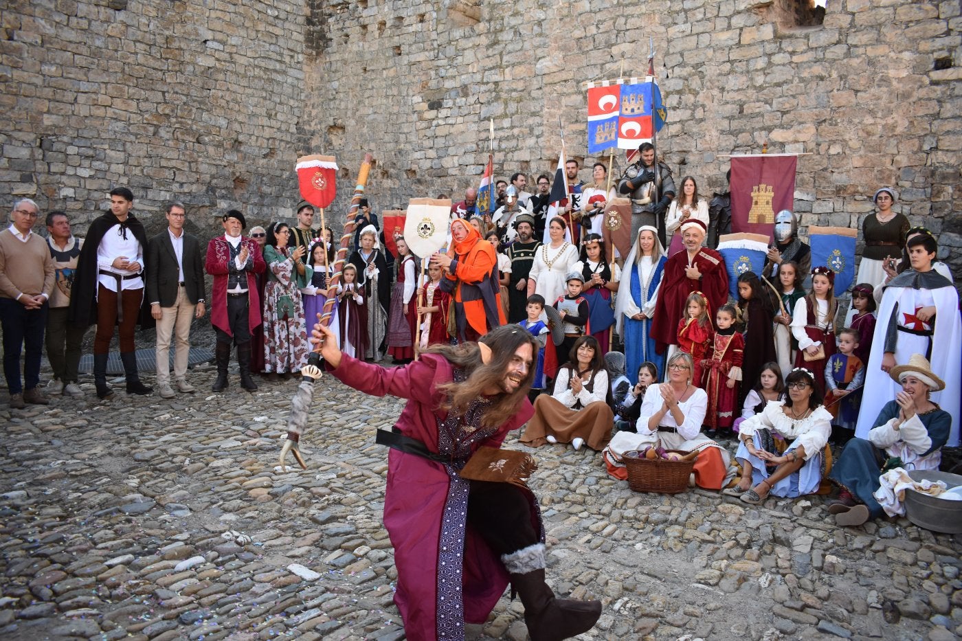 El desfile inaugural de las Jornadas de Artesanía Medieval de Cornago finalizó en el interior del castillo.